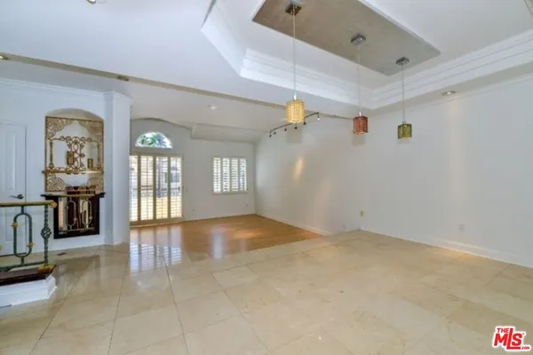 a view of an entryway with a livingroom