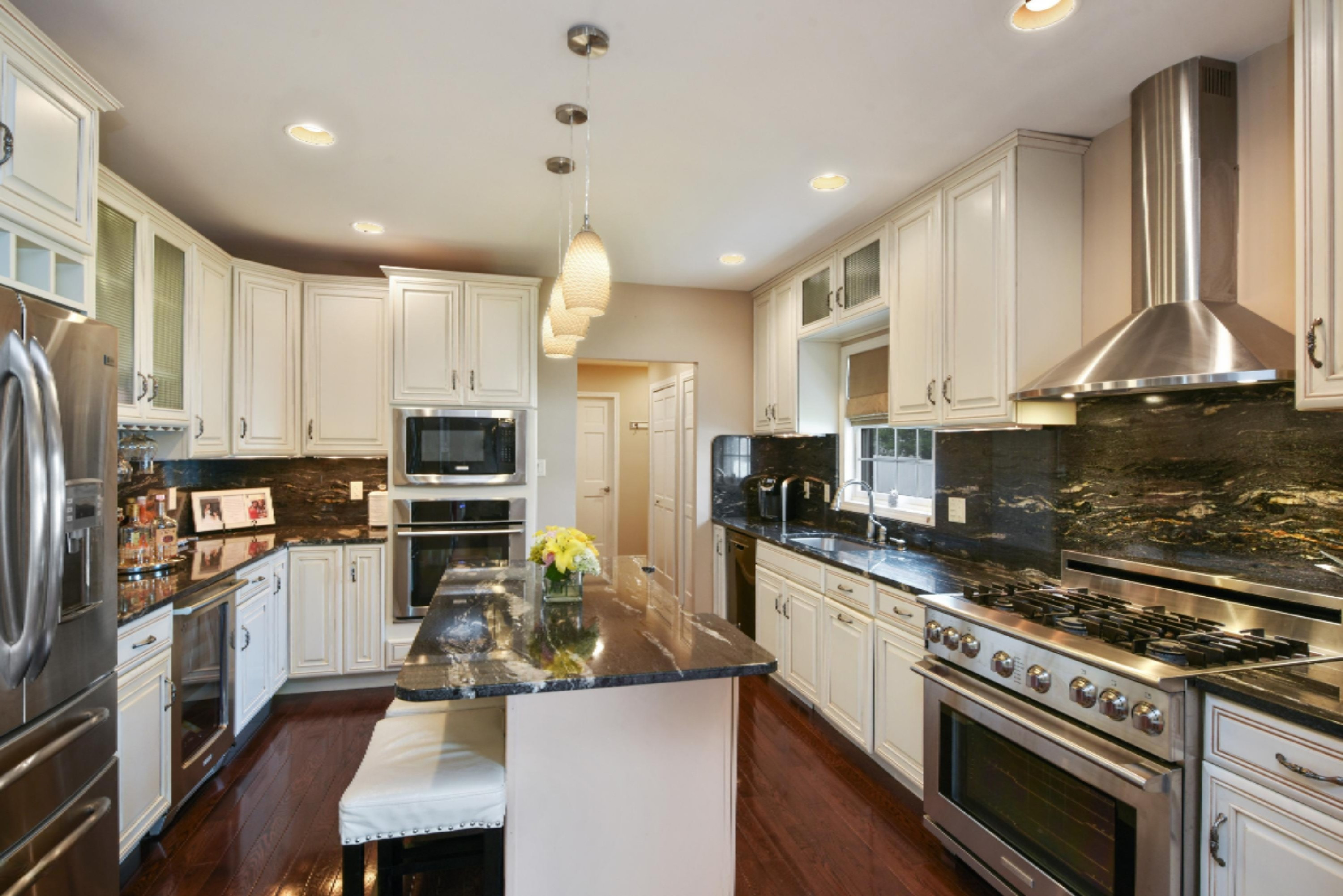 Dream Kitchen w/ SS Appliance & Granite