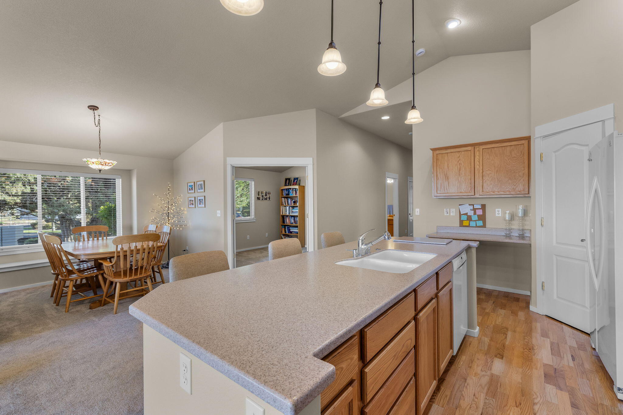 3626 Southwest 29th Street Redmond, OR 97756 - Photo 5 of 31 great room