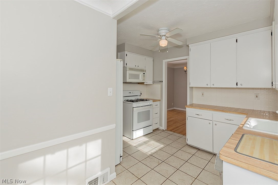 4024 Charlton Road Cleveland, OH 44121 - Photo 18 of 35
