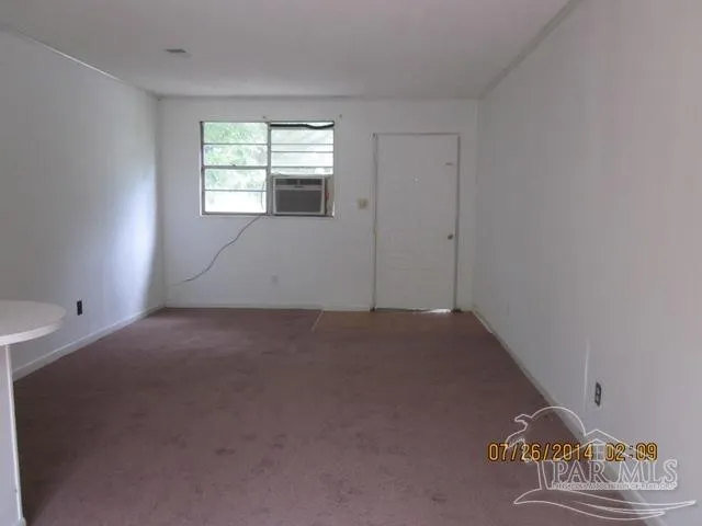 a view of empty room with window