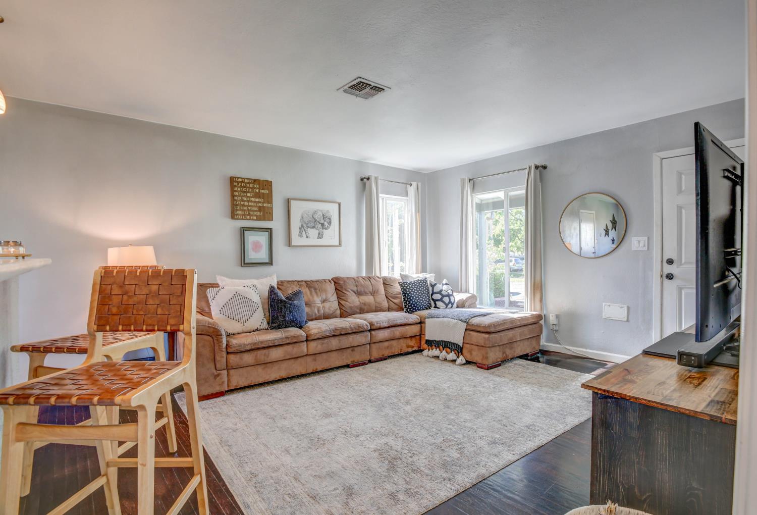 1424 Kitchner Road Sacramento, CA 95822 - Photo 9 of 28 Living room from hallway