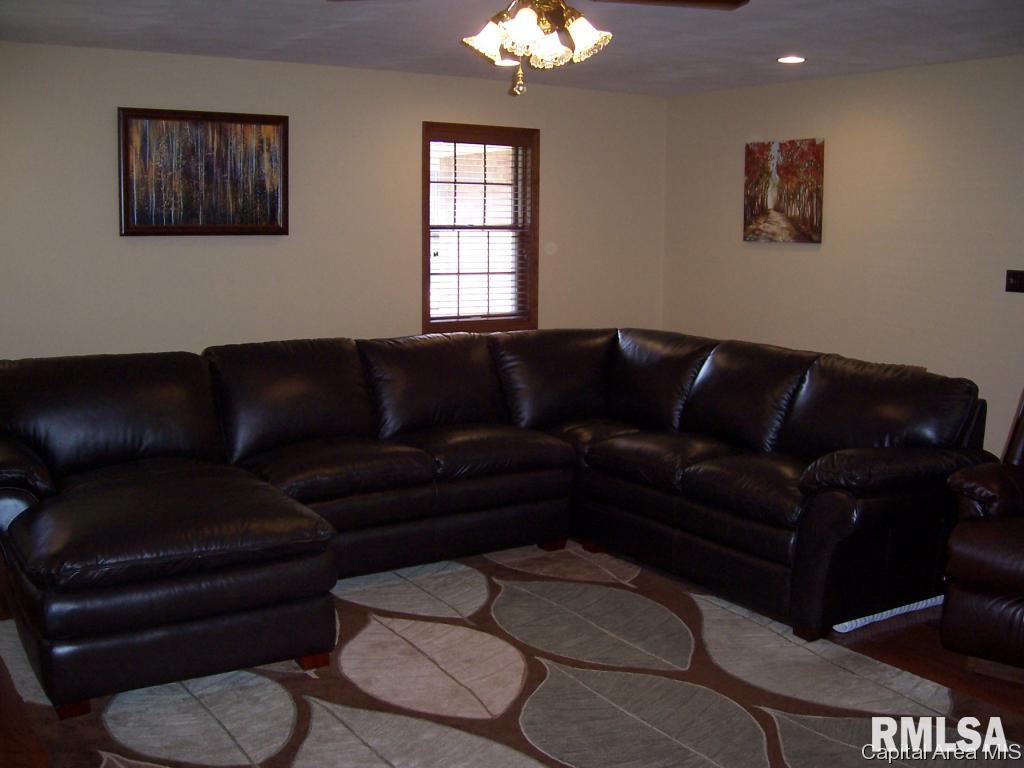 13677 Harris Road Athens, IL 62613 - Photo 4 of 34 Gallery Image 4