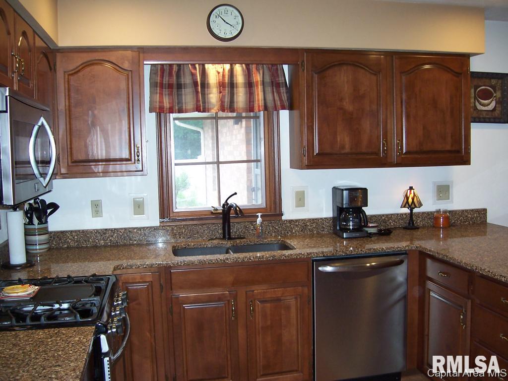 13677 Harris Road Athens, IL 62613 - Photo 9 of 34 Gallery Image 9