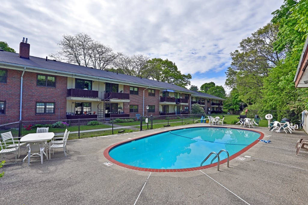 82 Renwick Road, Unit B Wakefield, MA 01880 - Photo 4 of 29 Gallery Image 4