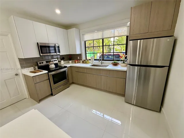 $4,250 | 733 Michigan Avenue, Unit 9, Miami Beach, FL 33139