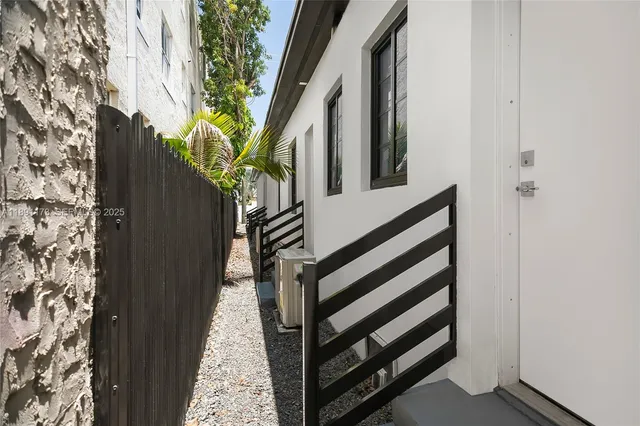 $4,250 | 733 Michigan Avenue, Unit 9, Miami Beach, FL 33139