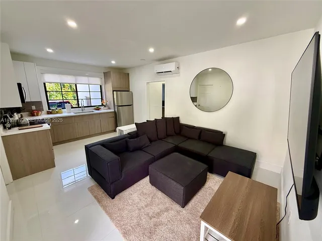 $4,250 | 733 Michigan Avenue, Unit 9, Miami Beach, FL 33139