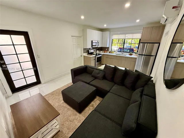 $4,250 | 733 Michigan Avenue, Unit 9, Miami Beach, FL 33139