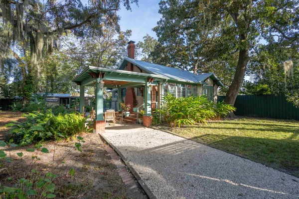 a view of a yard in front of house