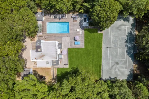 $3,295,000 | 2 Jodys Path, East Hampton, NY 11937