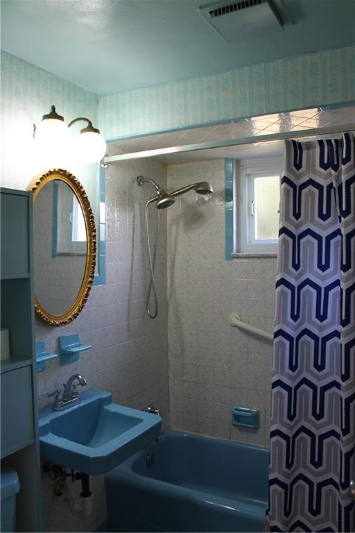 1330 Kinmount Street Pittsburgh, PA 15205 - Photo 17 of 17 Full Bathroom