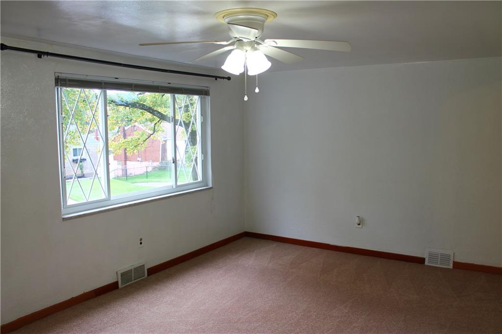 1330 Kinmount Street Pittsburgh, PA 15205 - Photo 7 of 17 Living Room