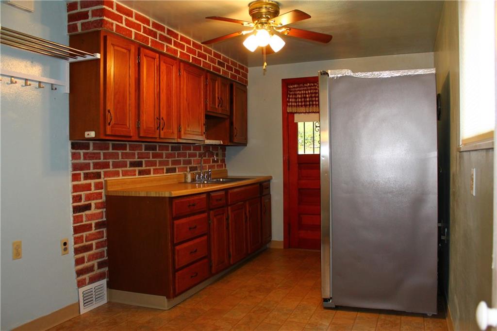 1330 Kinmount Street Pittsburgh, PA 15205 - Photo 9 of 17