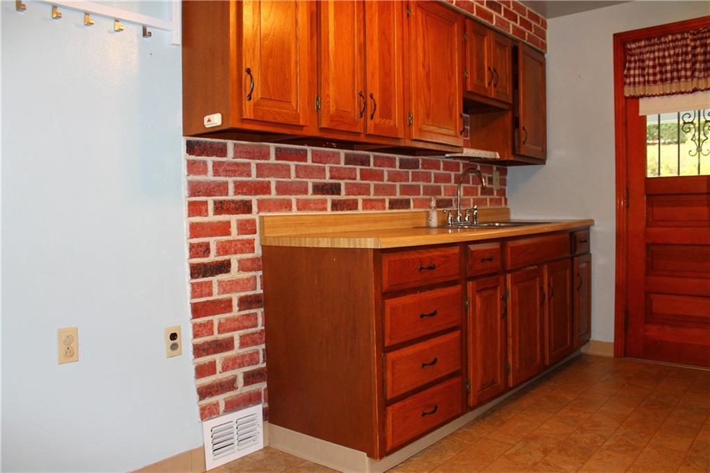 1330 Kinmount Street Pittsburgh, PA 15205 - Photo 10 of 17