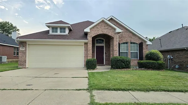 $2,600 | 4255 Fall Creek Drive, Grand Prairie, TX 75052