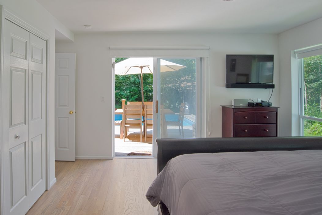 14 High Point Road East Hampton, NY 11937 - Photo 4 of 5 a bedroom with a large bed and a flat tv screen