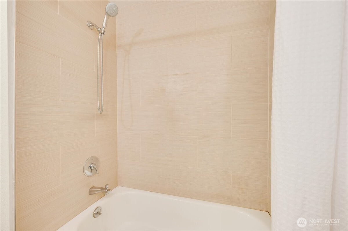 13680 Northeast 69th Street, Unit 656 Redmond, WA 98052 - Photo 19 of 33 a bathroom with a bathtub