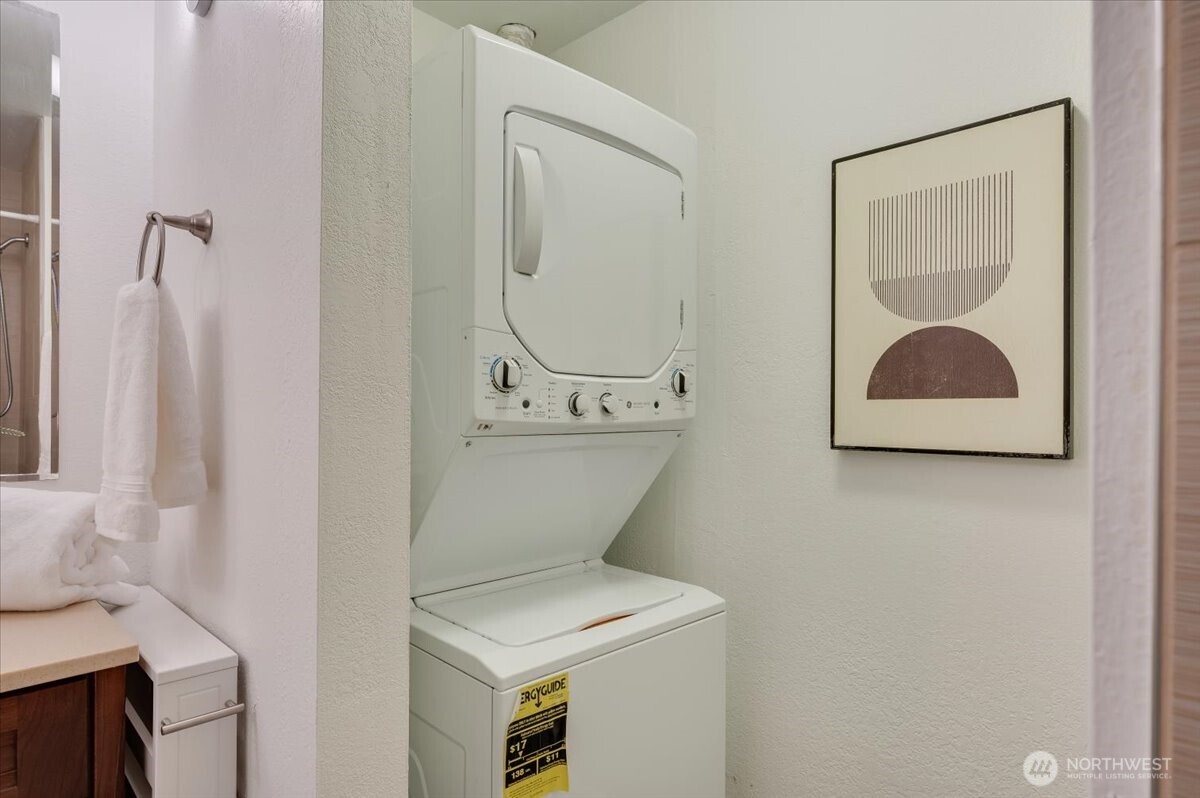 13680 Northeast 69th Street, Unit 656 Redmond, WA 98052 - Photo 20 of 33 a bathroom with a toilet and a sink