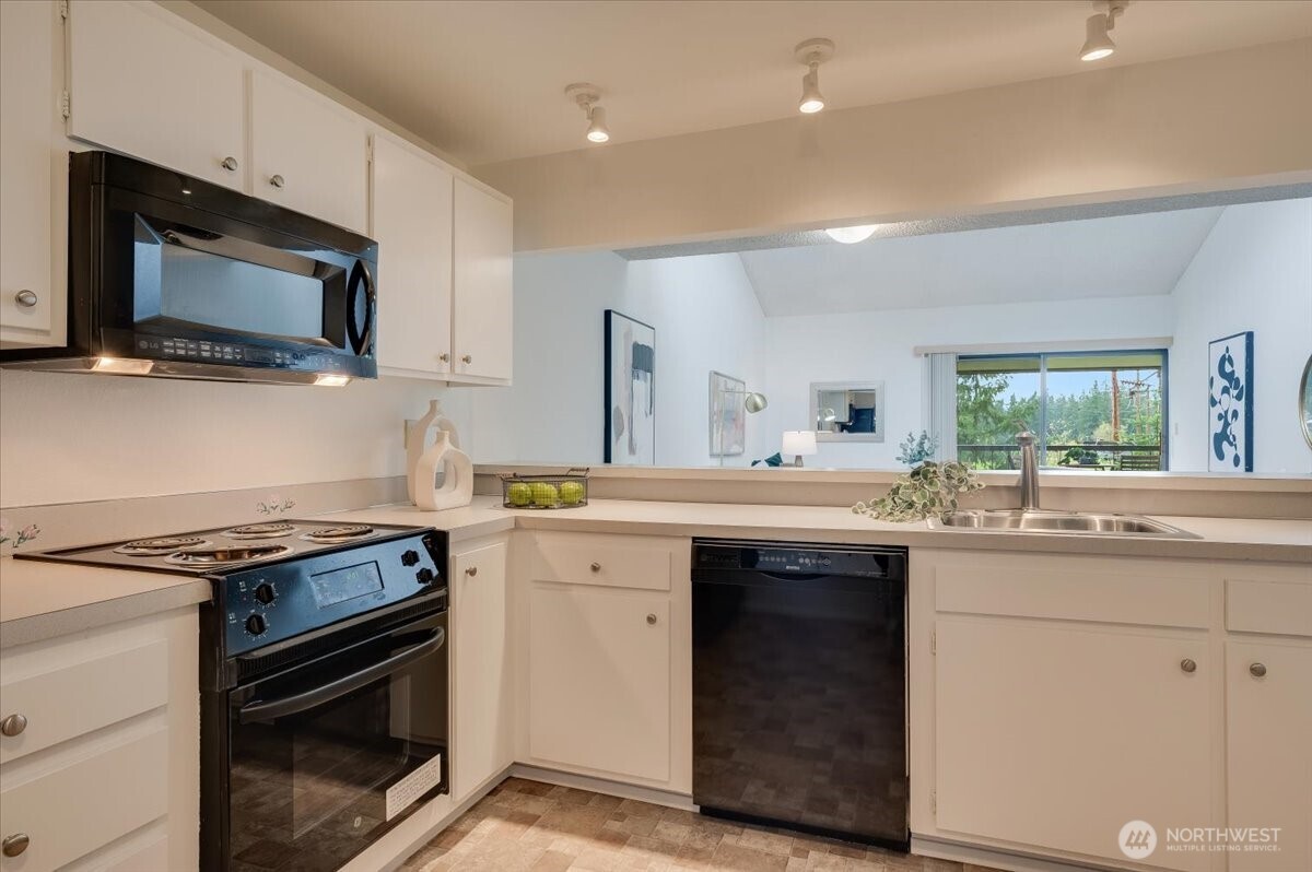 13680 Northeast 69th Street, Unit 656 Redmond, WA 98052 - Photo 9 of 33 a kitchen with a stove and a microwave