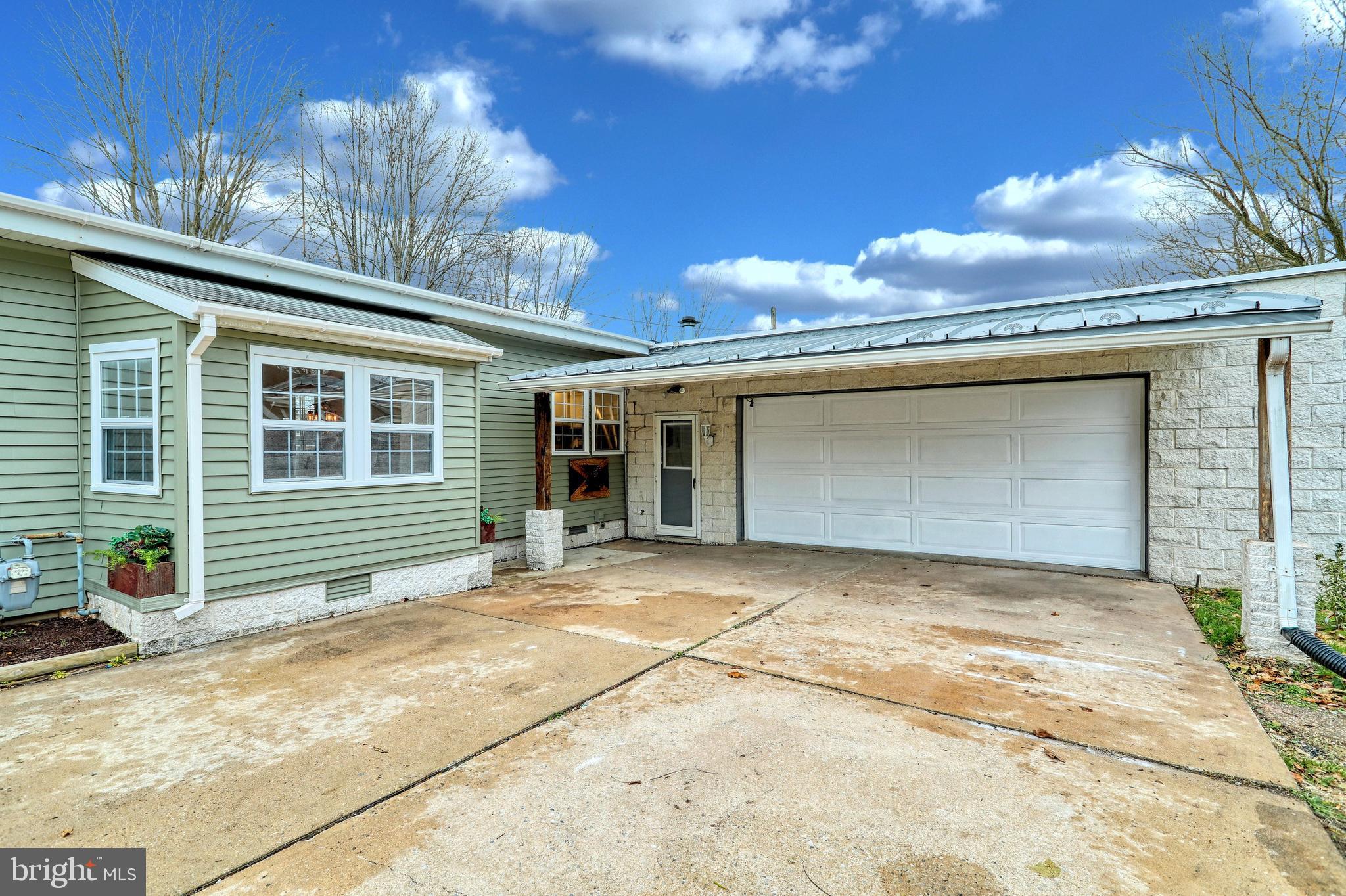 2611 Oakland Road Dover, PA 17315 - Photo 4 of 32 Gallery Image 4
