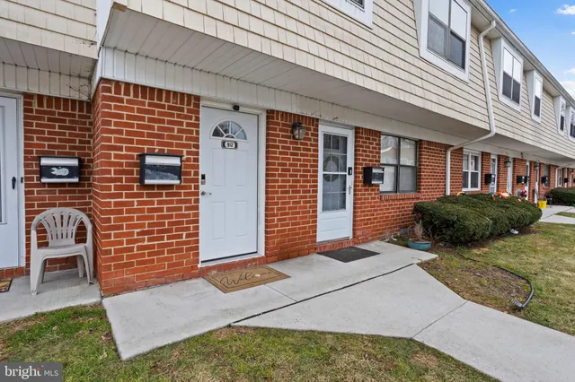 $270,000 | 912 Silver Court, Hamilton, NJ 08690