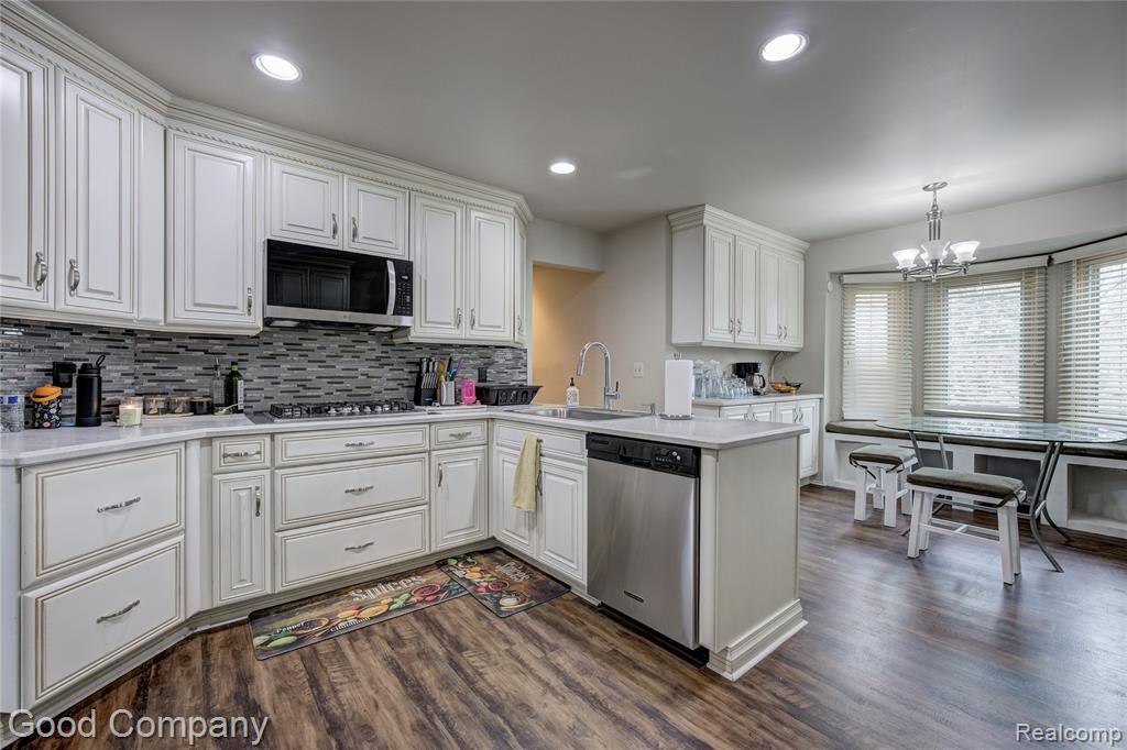 6255 Celeste Road West Bloomfield, MI 48322 - Photo 14 of 50