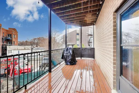 $525,000 | 3044 West Roscoe Street, Unit 2E, Chicago, IL 60618