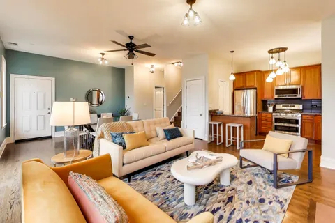 $525,000 | 3044 West Roscoe Street, Unit 2E, Chicago, IL 60618