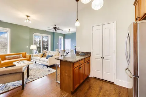 $525,000 | 3044 West Roscoe Street, Unit 2E, Chicago, IL 60618