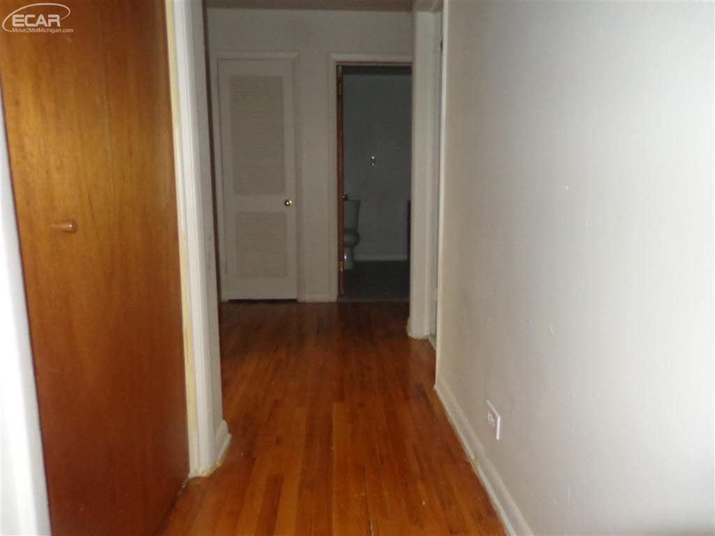 3421 Mackin Road Flint, MI 48504 - Photo 10 of 19 21410977-11.JPG