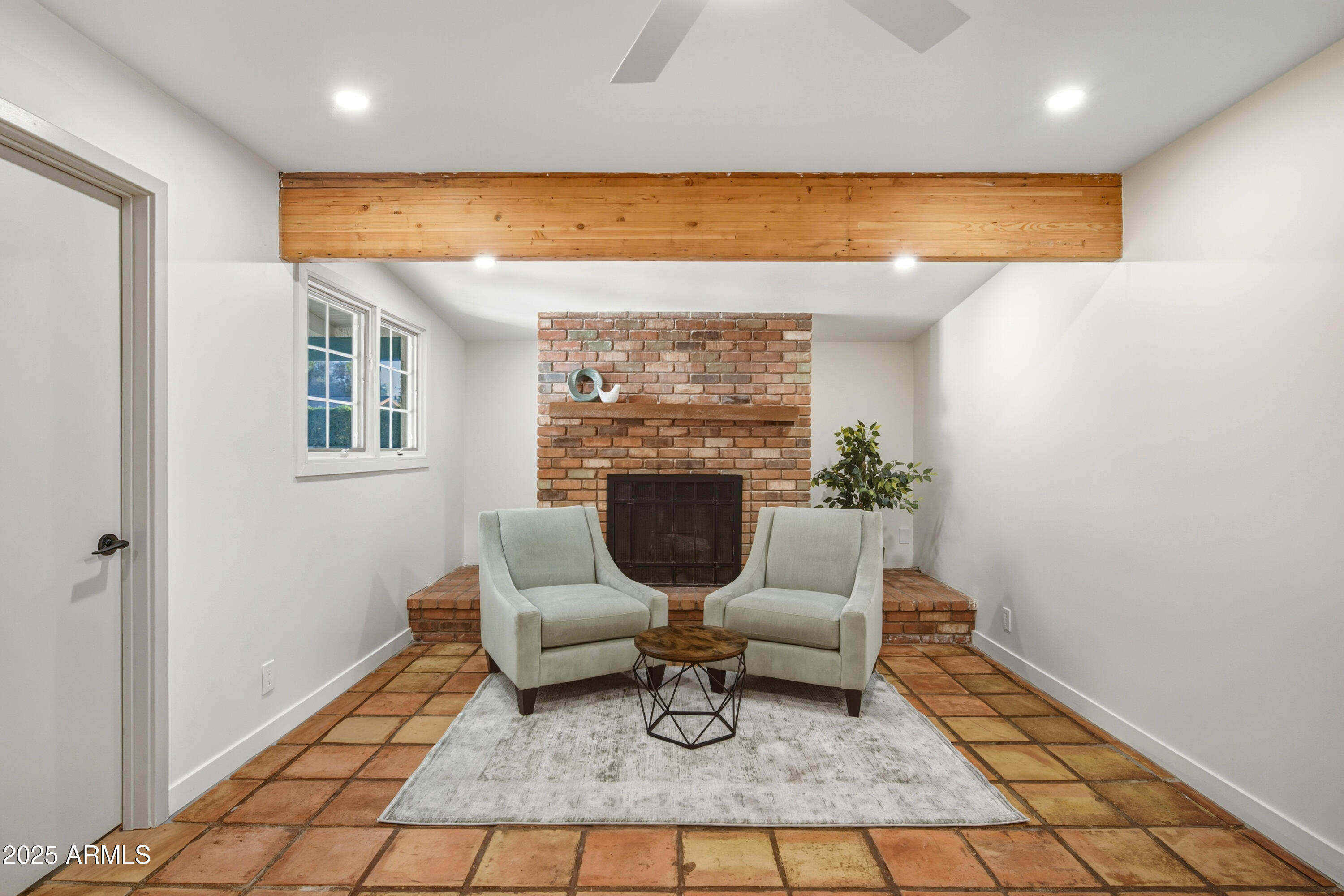 537 North Jay Street Chandler, AZ 85225 - Photo 20 of 39 a workspace with furniture wall paintings and a window