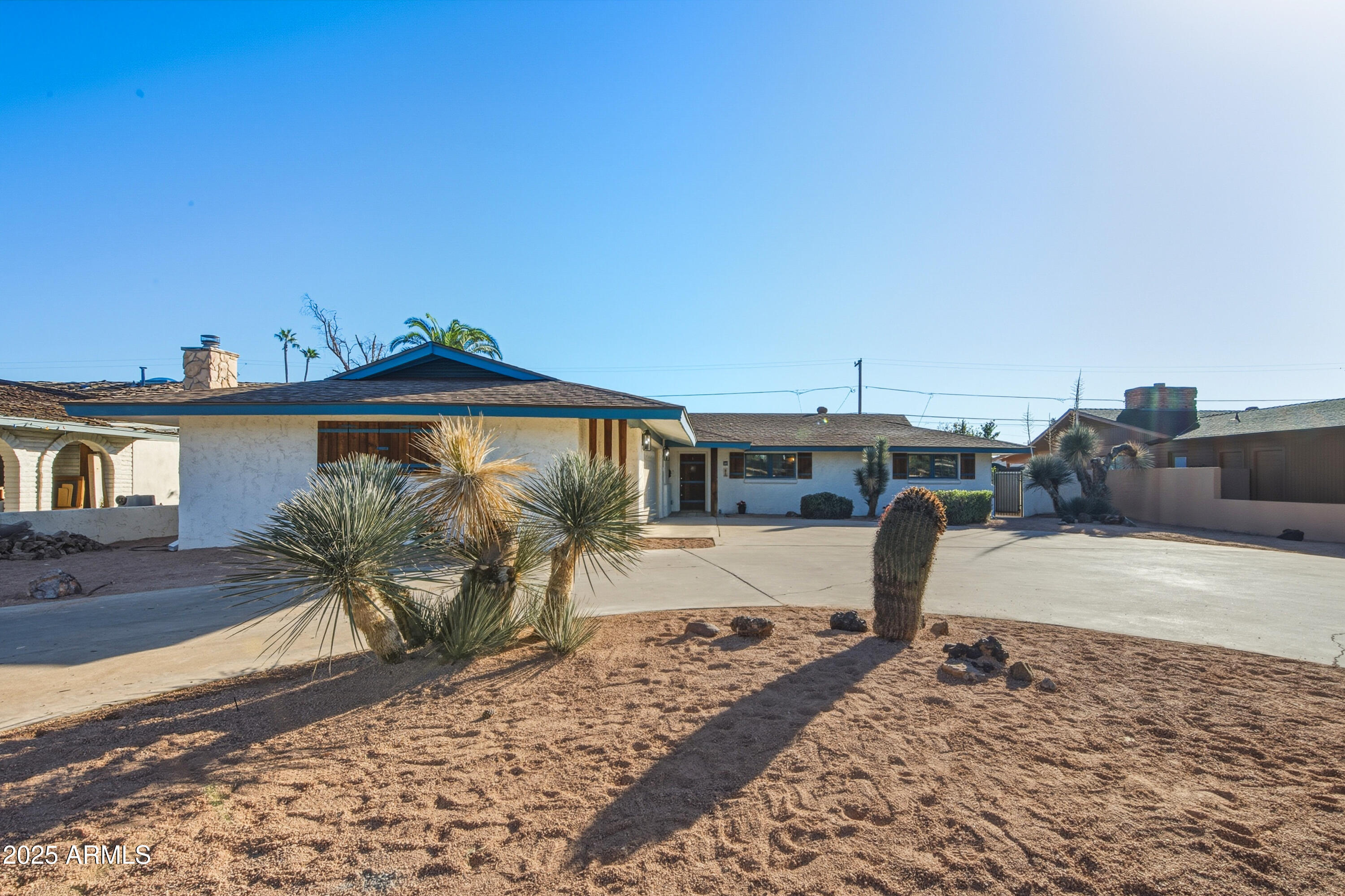 537 North Jay Street Chandler, AZ 85225 - Photo 6 of 39 a house with a outdoor space