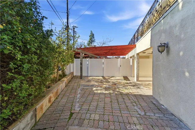 a view of a backyard with pathway