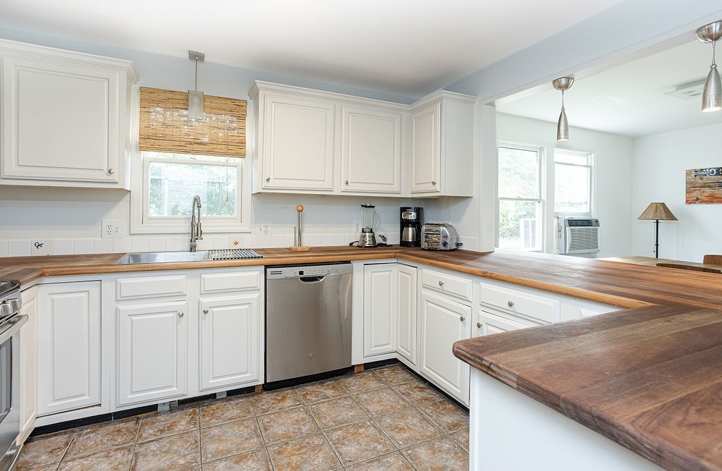 66 Center Avenue Middletown, RI 02842 - Photo 7 of 31