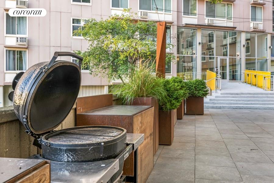 575 Main Street, Unit 1408 Manhattan, NY 10044 - Photo 9 of 17 a backyard of a house with seating space