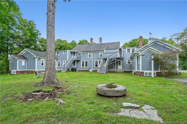 a view of a house with backyard and garden