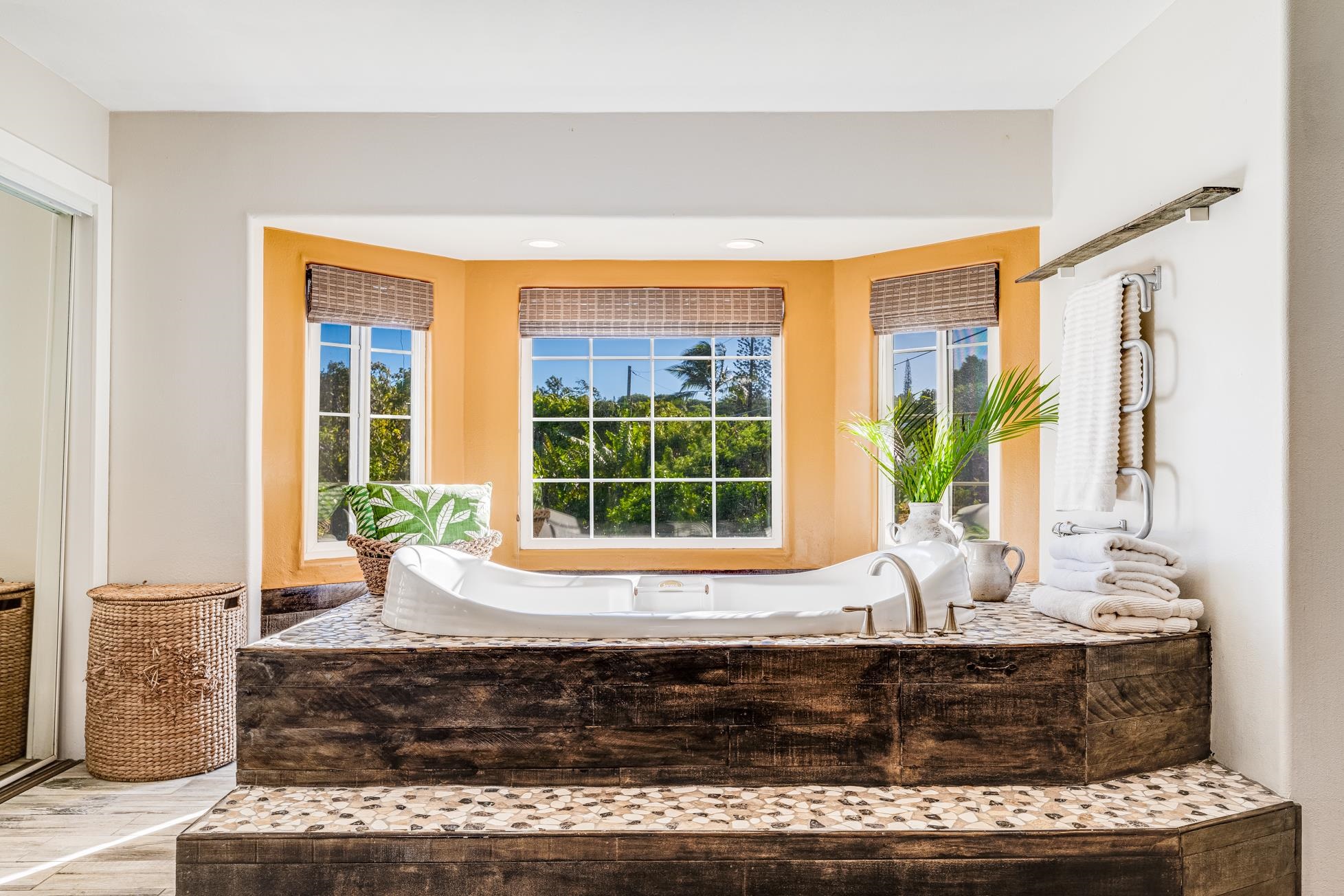 951 Kokomo Road Haiku, HI 96708 - Photo 20 of 50 a living room with large window