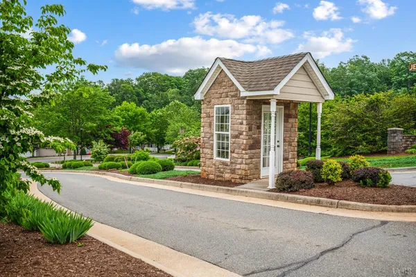 $389,900 | 1099 Jefferson Way, Forest, VA 24551