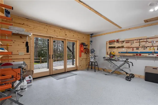 a view of a house with backyard