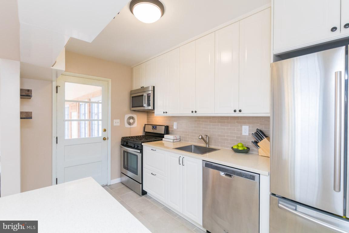 22 Hathaway Road Lutherville-Timonium, MD 21093 - Photo 3 of 30 New quartz countertops and stainless appliances!