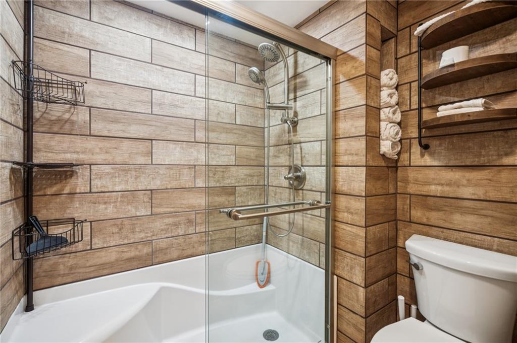 116 Sconti Ridge, Unit 419B Jasper, GA 30143 - Photo 16 of 17 a bathroom with a bathtub and toilet