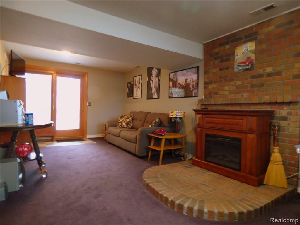 8826 Pettysville Road Pinckney, MI 48169 - Photo 10 of 31 10 FAMILY ROOM.JPG