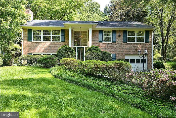 11513 Vale Road Oakton, VA 22124 - Photo 1 of 30 Exterior (Front)