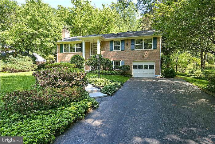 11513 Vale Road Oakton, VA 22124 - Photo 2 of 30 Exterior (Front)