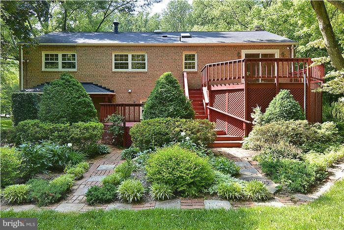 11513 Vale Road Oakton, VA 22124 - Photo 20 of 30 Exterior (Rear)