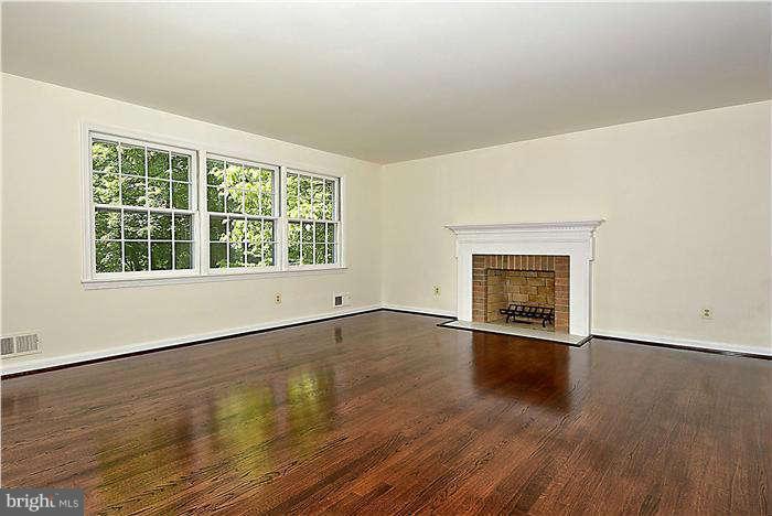 11513 Vale Road Oakton, VA 22124 - Photo 10 of 30 Living Room