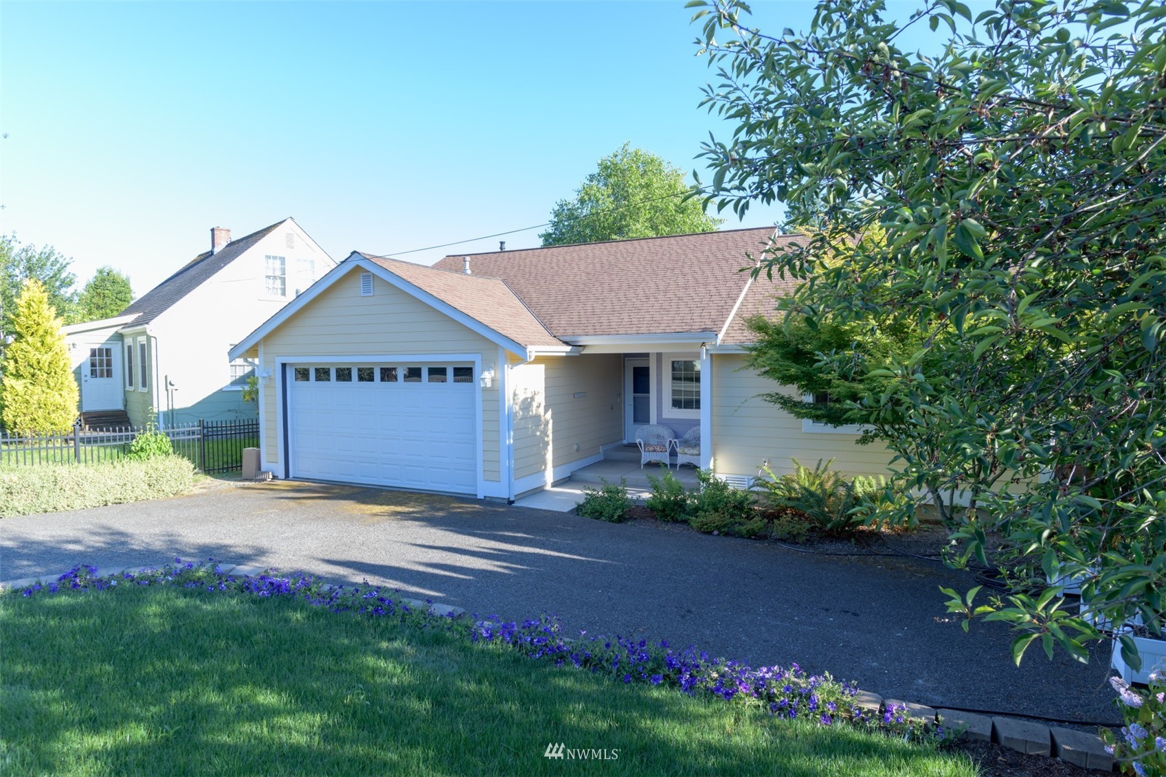 a view of a house with a yard