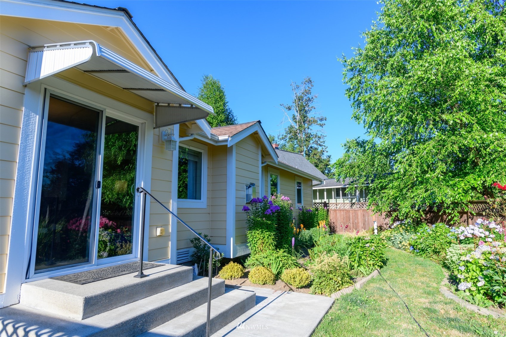 713 Sylvan Way Bremerton, WA 98310 - Photo 21 of 32 a front view of a house with garden