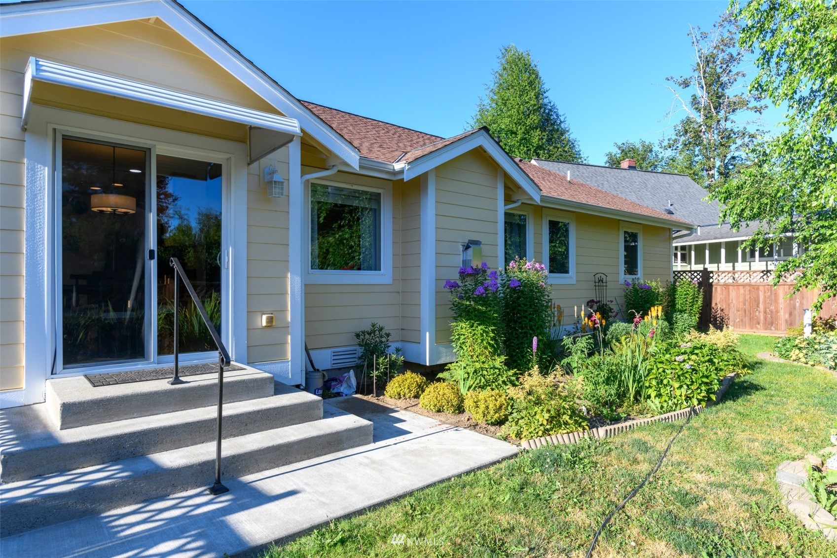 713 Sylvan Way Bremerton, WA 98310 - Photo 22 of 32 a front view of a house with porch
